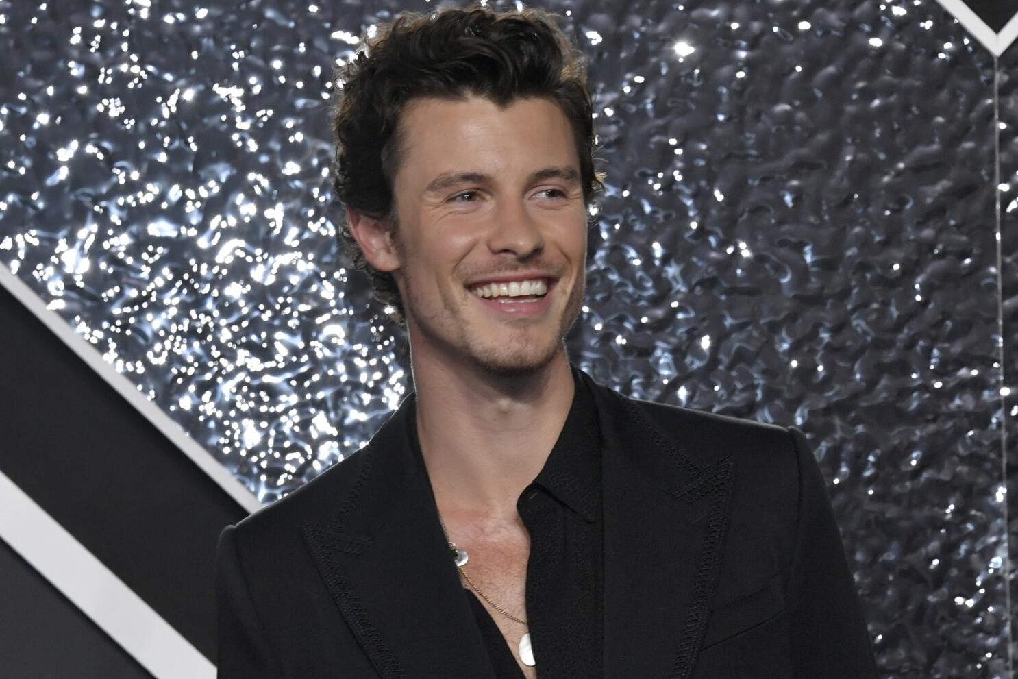 Shawn Mendes On His Sexuality I m Just Figuring It Out Los Angeles Times